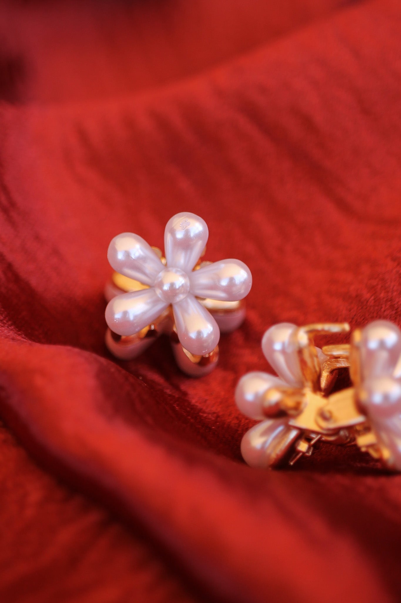 Annalise Mini Claw in Pearl
