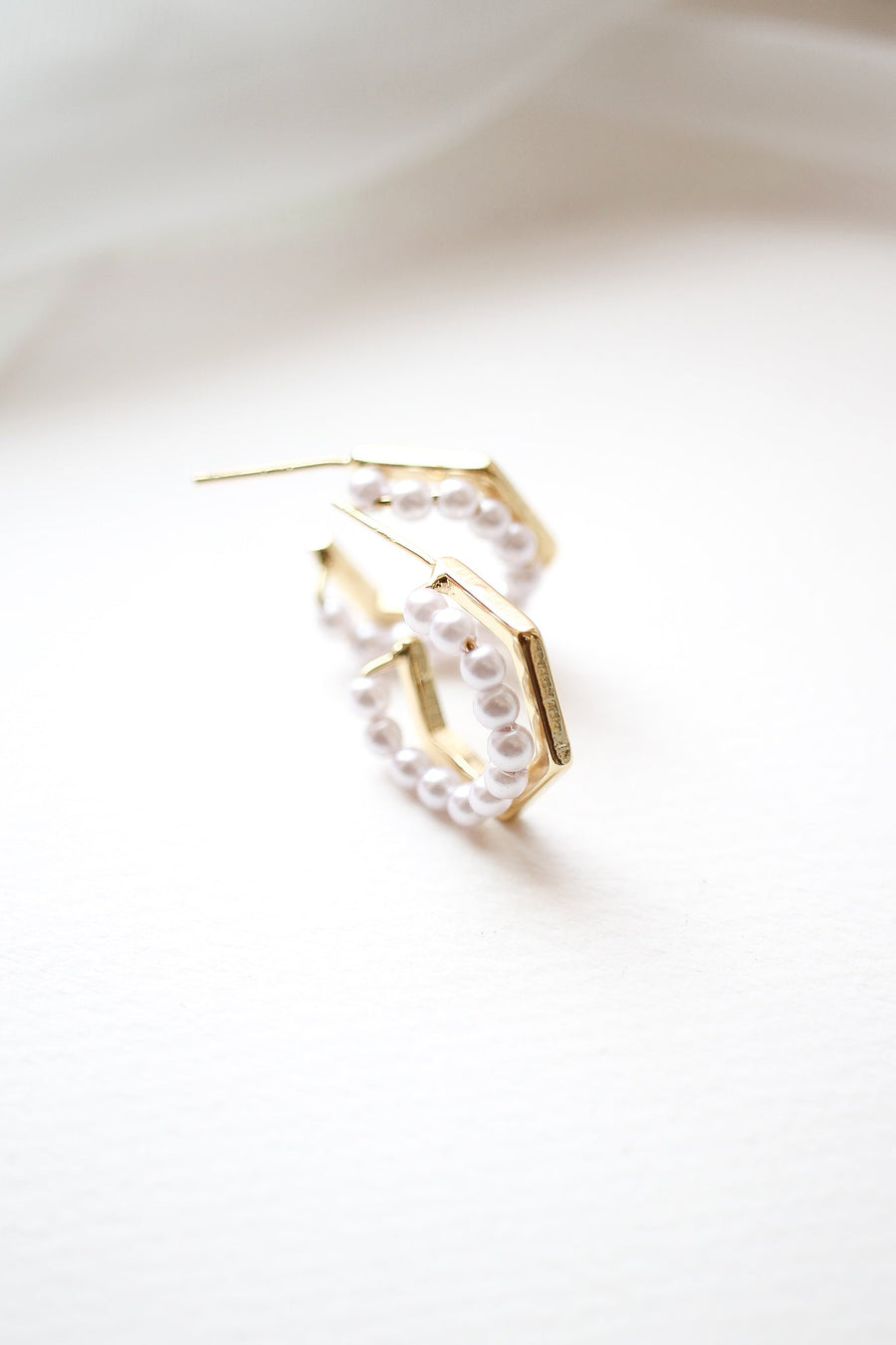 Hera Hoop in Pearl and Gold